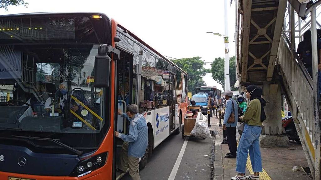 Bus Transjakarta dan mobil angkot berhenti di bawah JPO Lenteng Agung untuk mengangkut penumpang. Hal ini menyebabkan perlambatan arus kendaraan di ruas jalan Lenteng Agung.