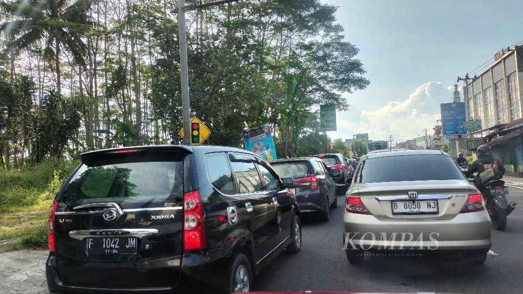 Ramai kendaraan masih memadati ruas-ruas jalan di Kota Magelang, Kamis (27/4/2023). sore.