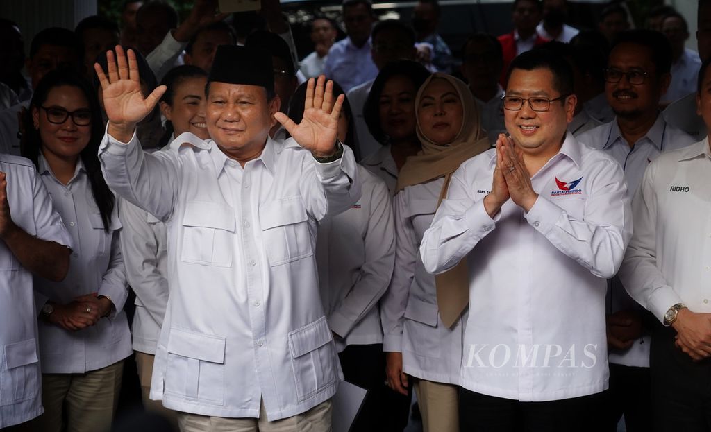 Ketua Umum Partai Gerindra Prabowo Subianto (kiri) setelah menerima kehadiran kunjungan Ketua Umum Partai Perindo Hary Tanosoedibjo (kanan) di rumah Prabowo di Jalan Kertanegara, Jakarta, Rabu (5/4/2023).
