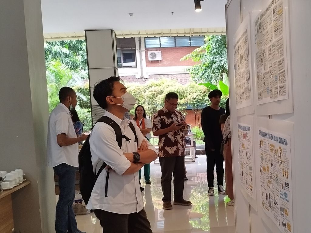 Seorang pengunjung tengah melihat infografik yang disajikan sebagai intisari penelitian dalam acara Pameran Ethnografi Visual di Universitas Indonesia, Depok, Jawa Barat, Senin (27/2/2023).