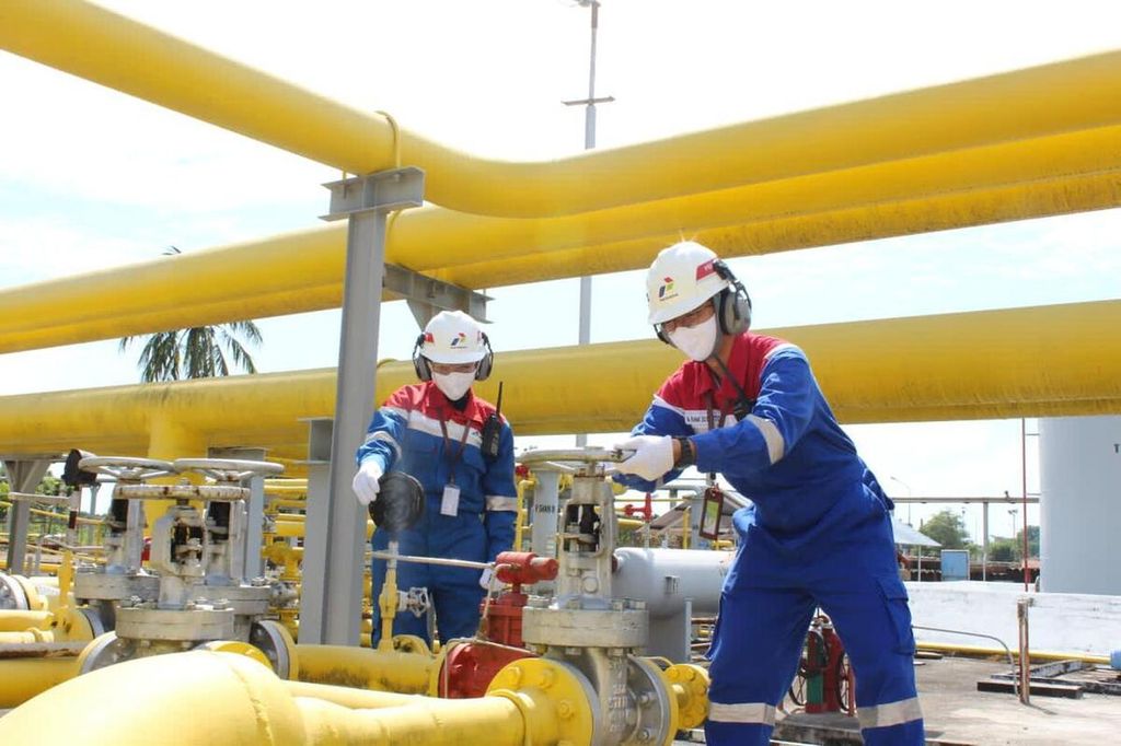 Pekerja dari PT Perusahaan Gas Negara Tbk melakukan pemeliharaan pipa gas bumi di Medan, Sumatera Utara, Sabtu (28/5/2022). 