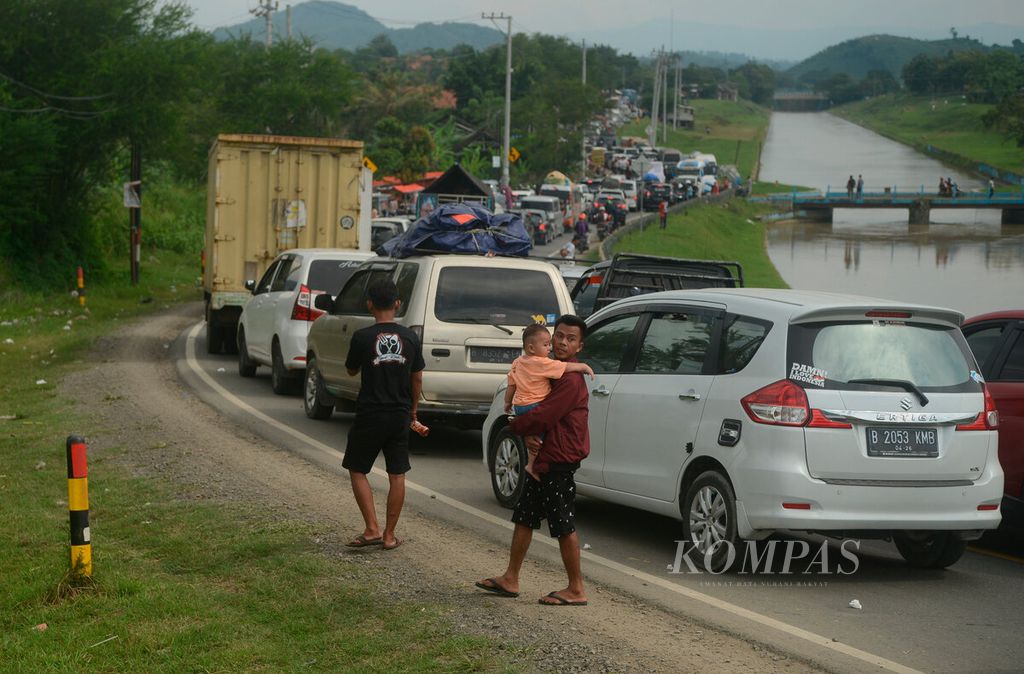 Kendaraan pemudik yang terjebak kemacetan saat melintasi jalur Pejagan-Purwokerto di Kecamatan Margasari, Kabupaten Tegal, Jawa Tengah, Jumat (29/4/2022). 