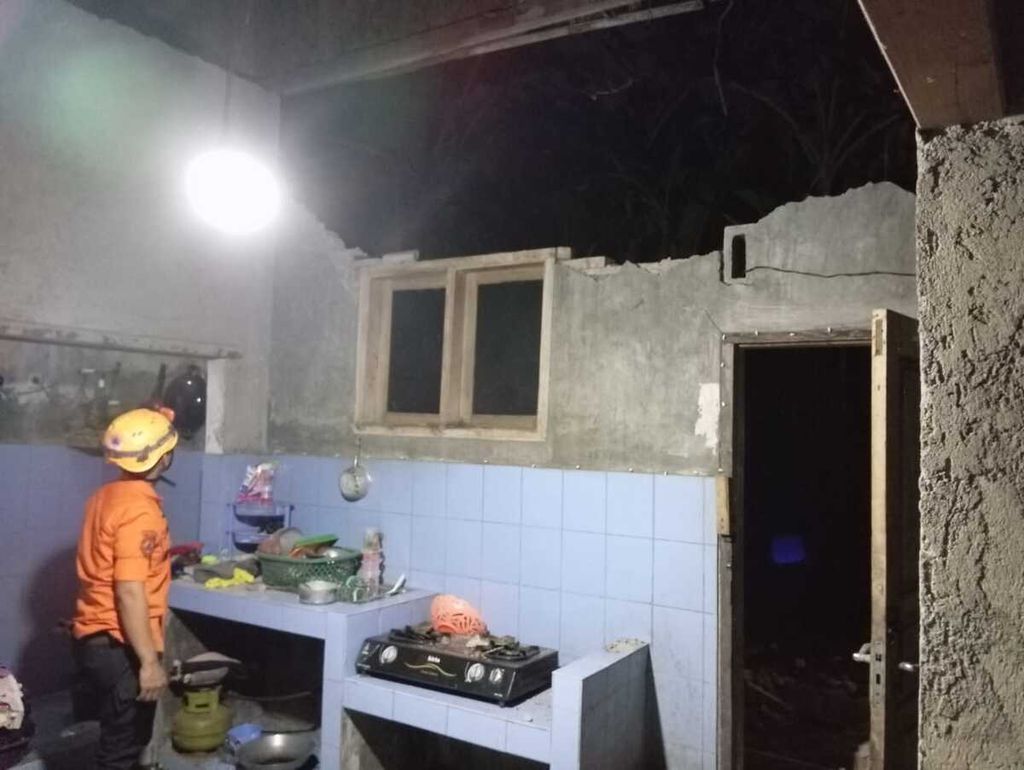 Salah satu rumah warga di Kota Tasikmalaya, Jawa Barat, yang terdampak akibat gempa bumi dengan kekuatan magnitudo 6,2 pada Sabtu (27/4/2024). Gempa terjadi di laut pada jarak 156 kilometer arah barat daya Kabupaten Garut pukul 23. 29 WIB.