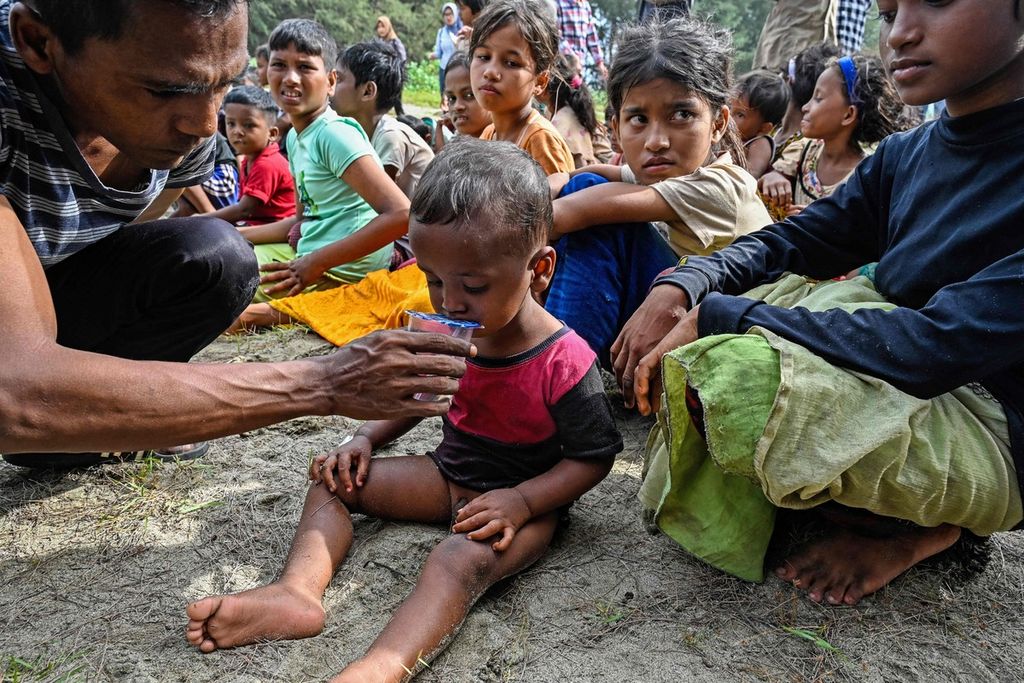 Para pengungsi Rohingya berkumpul di sebuah lokasi setelah mereka tiba dengan perahu di Pantai Lamnga, Provinsi Nanggroe Aceh Darussalam, 8 Januari 2023. Penyelesaian krisis Myanmar menjadi salah satu tugas Keketuaan ASEAN yang tahun ini jatuh ke tangan Indonesia. 