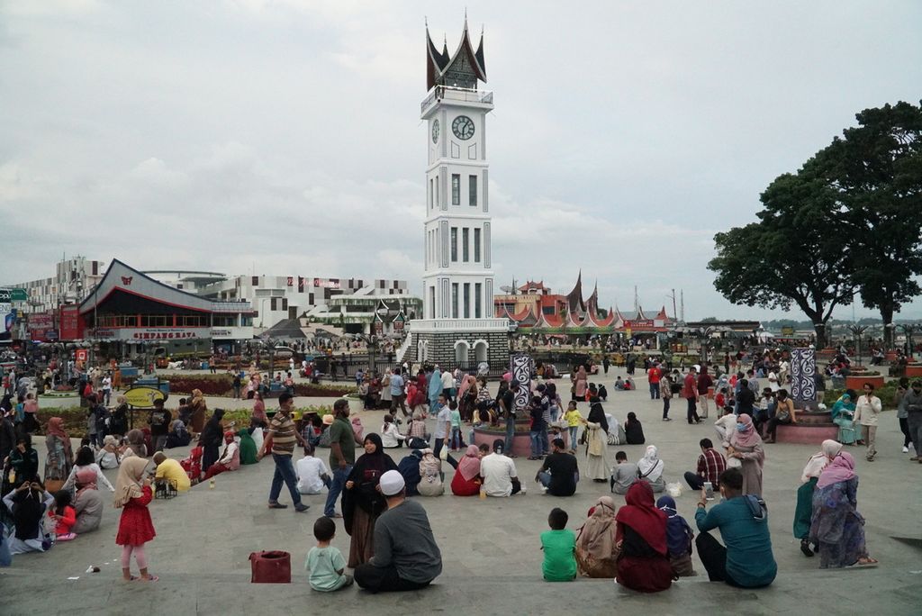 Suasana di Jam Gadang, Bukittinggi, Sumatera Barat, pada hari pertama penerapan kehidupan normal baru, Senin (1/6/2020) sore.