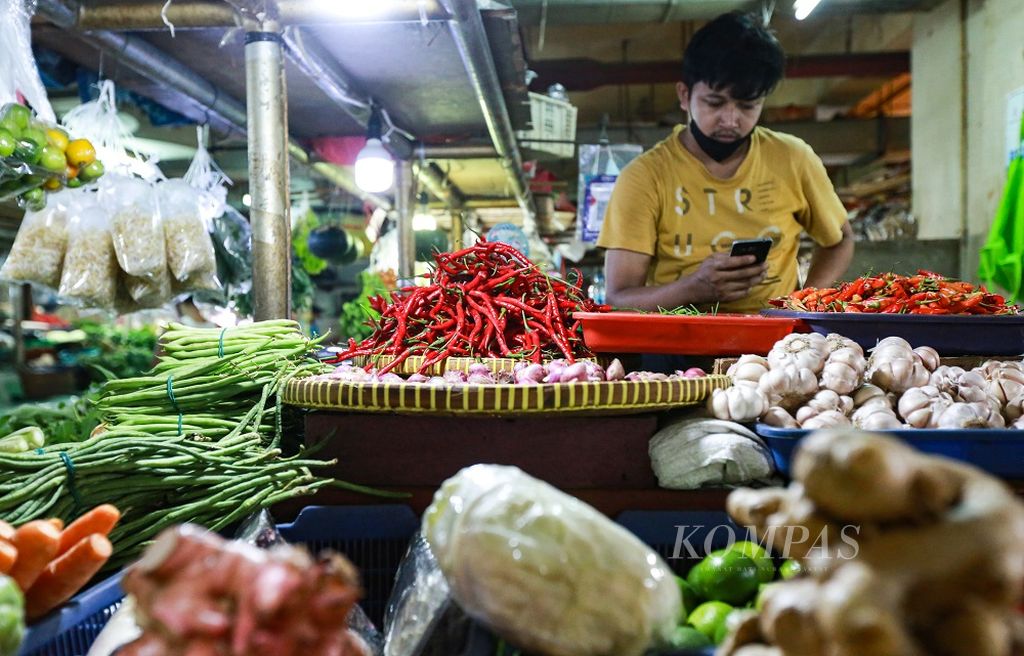 Pedagang sayur menunggu pembeli di pasar Mayestik, Kebayoran Baru, Jakarta Selatan, Minggu (13/3/2022). Harga cabai rawit merah mengalami kenaikkan cukup signifikan yaitu Rp 80.000 dari sebelumnya 35.000 per kilogram sejak sepekan terakhir.