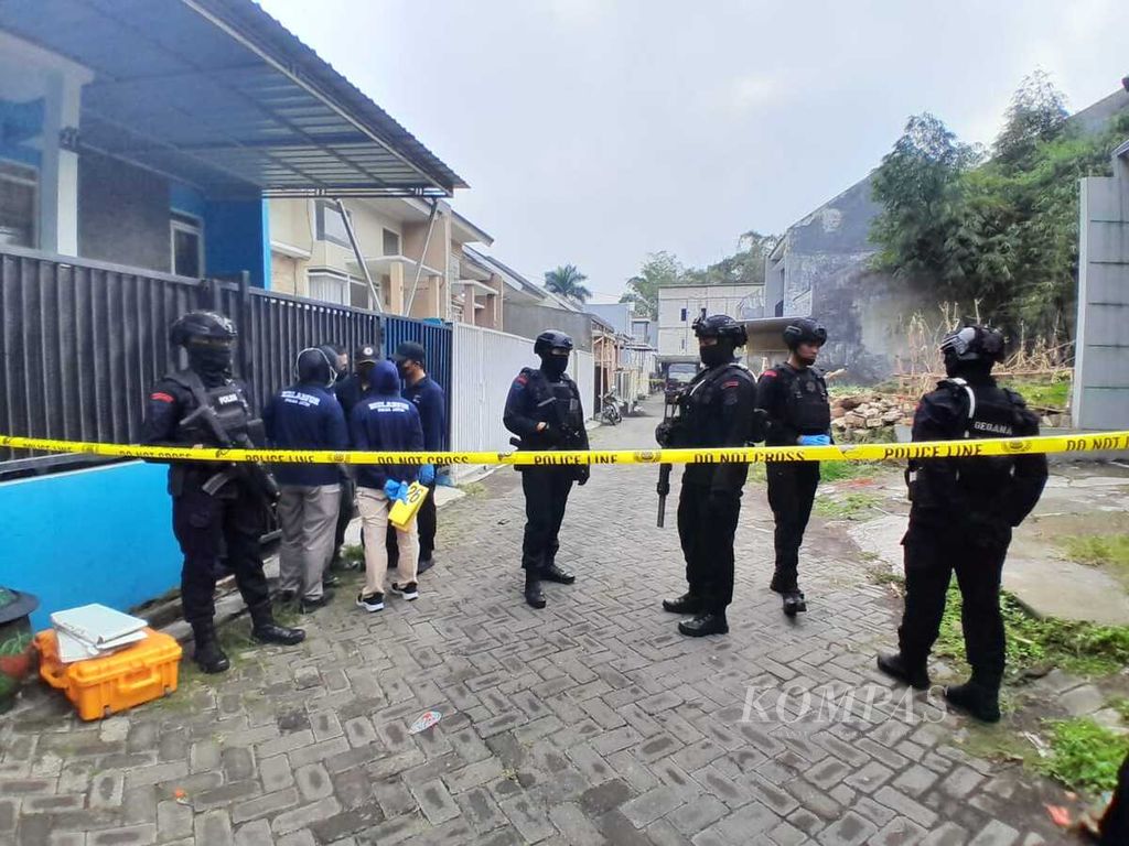 Tim Gegana berjaga di kawasan kompleks perumahan Villa Syariah Bunga Tanjung, Kota Batu, Kamis (1/8/2024). Mereka terlihat melakukan <i>briefing </i>di depan rumah tersebut. 