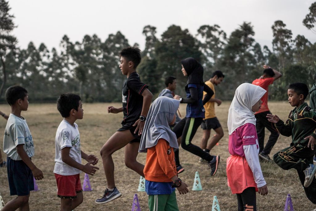 Suasana latihan atlet berbagai usia, anak hingga remaja, di Agung Mulyawan Track Club di Pangalengan, Bandung, Jawa Barat, beberapa waktu lalu. Semua atlet yang berlatih dibebaskan dari biaya apa pun. 