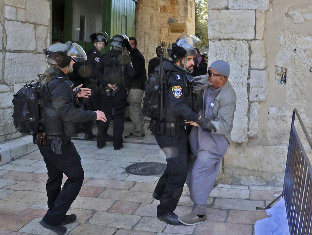 Aparat keamanan Israel melarang masuk seorang warga Muslim Palestina yang hendak melaksanakan shalat Jumat di Masjidil Aqsa, Jerusalem, Jumat (15/4/2022). 