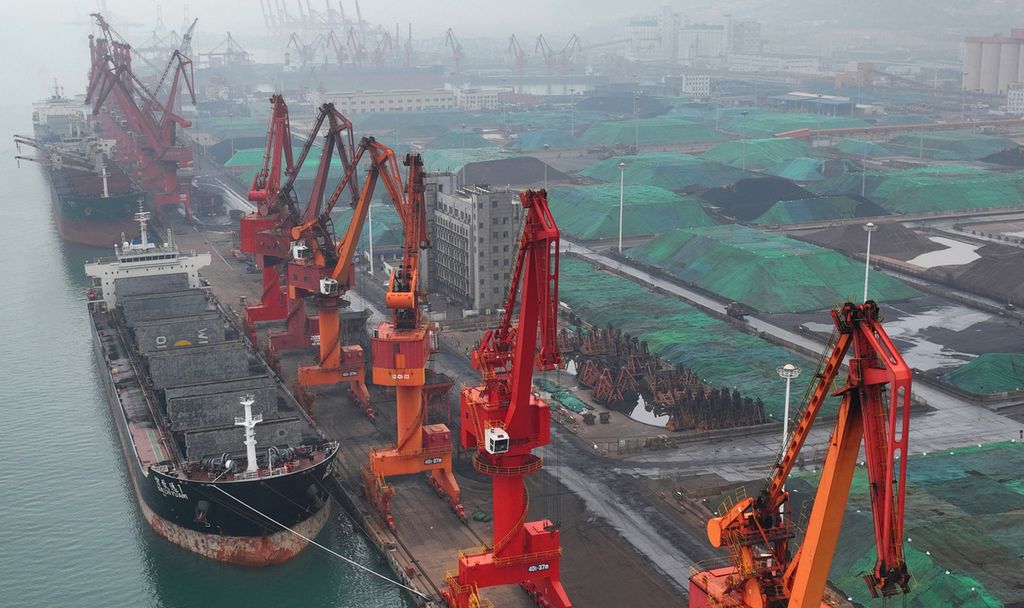 Foto udara pada 28 November 2022 ini memperlihatkan kapal kargo bermuatan batubara di Pelabuhan Lianyungang, Provinsi Jiangsu, China. 