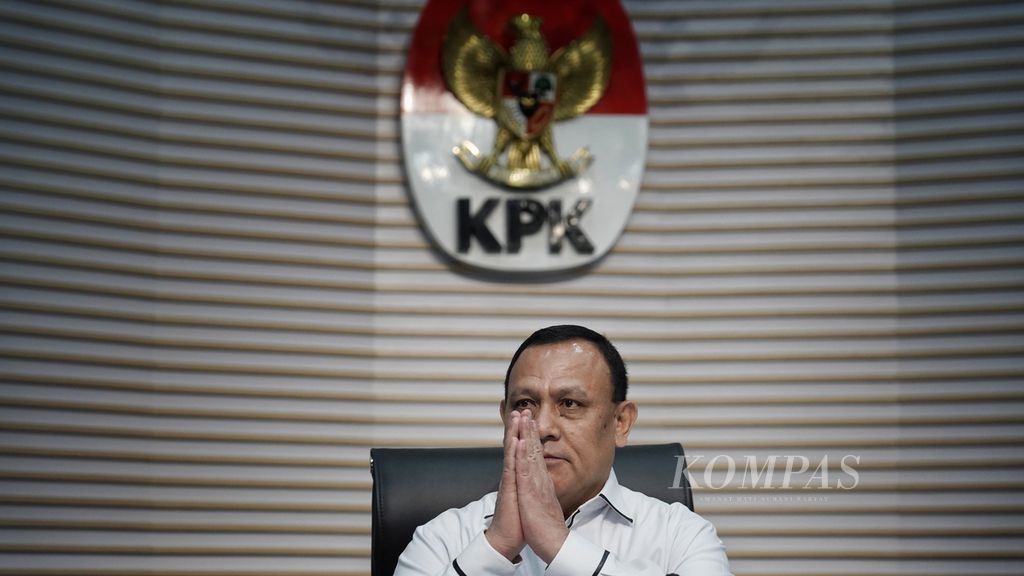 Ekspresi dan gestur tangan Ketua Komisi Pemberantasan Korupsi (KPK) Firli Bahuri saat menutup konferensi pers di Gedung Merah Putih KPK, Jakarta, Senin (20/11/2023).