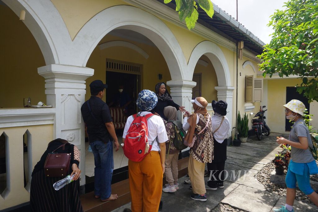 Peserta Prembun Heritage Walk bertema “Jelajah Lawang Wetan” mengunjungi rumah tua khas kolonial milik Mbah Joko Sumitro-Wasiyah di Prembun, Kebumen, Jawa Tengah, Sabtu (24/9/2022). Wisata sejarah ini adalah kerja sama Joglo Prembun, Biro Wisata Milangkori, dan Komunitas Pusaka Prembun atau Kupu. 