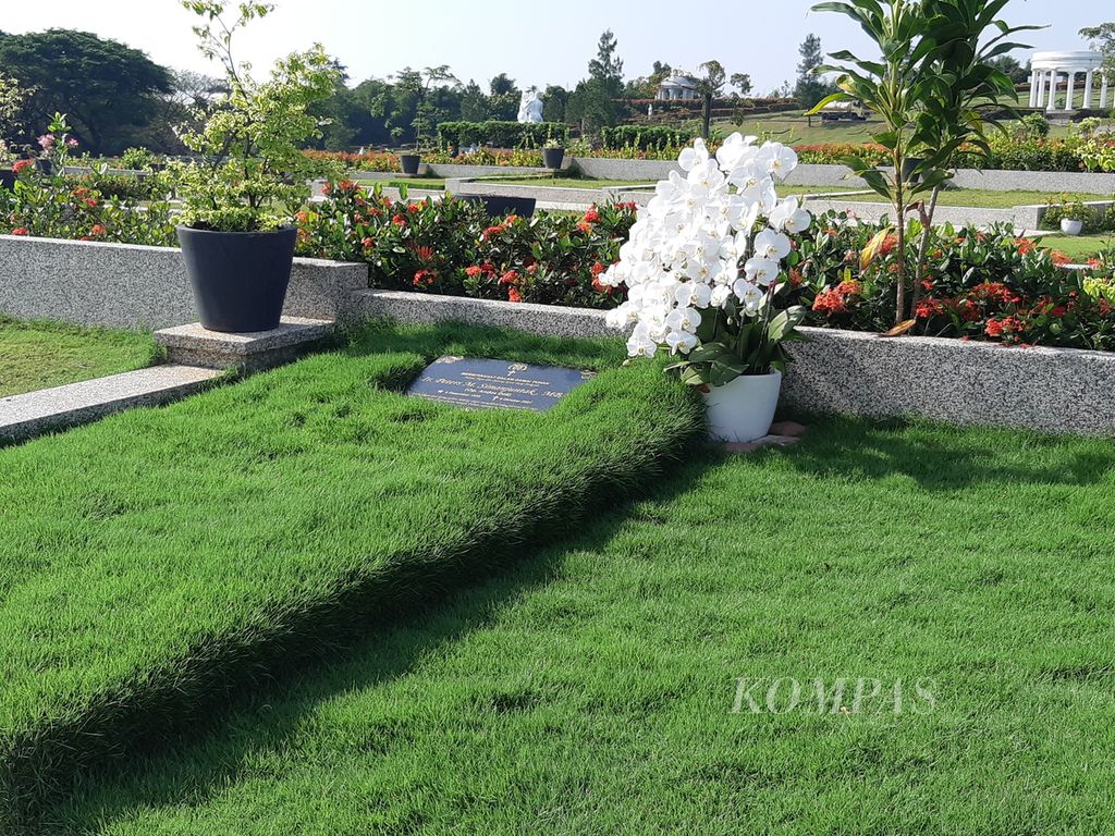 Suasana pemakaman di San Diego Hills, Karawang, Jawa Barat, Jumat (9/6/2023).