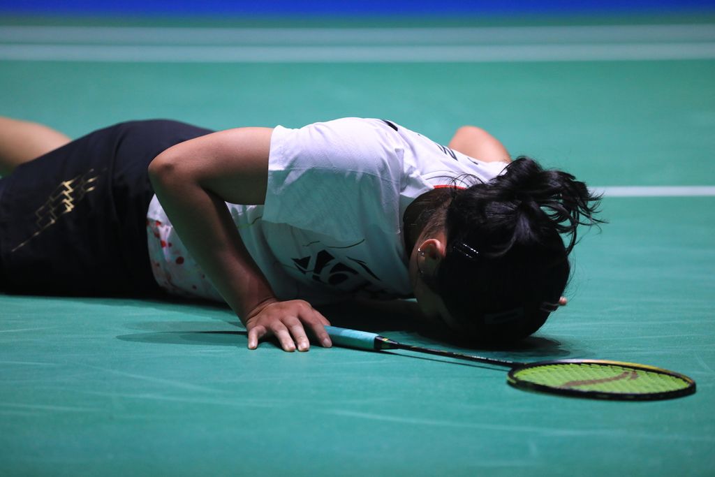 Gregoria Mariska Tunjung terjatuh saat melawan pemain Jepang, Akane Yamaguchi, pada laga babak kedua Kejuaraan Dunia Bulu Tangkis di Tokyo Metropolitan Gymnasium, Tokyo, 23 Agustus 2022.