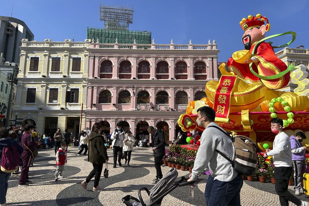 Wisatawan dari China berjalan di Senado Square di Makau, 18 Januari 2022. Sejumlah negara mengharapkan kunjungan turis China saat musim libur tahun baru Imlek 2024.