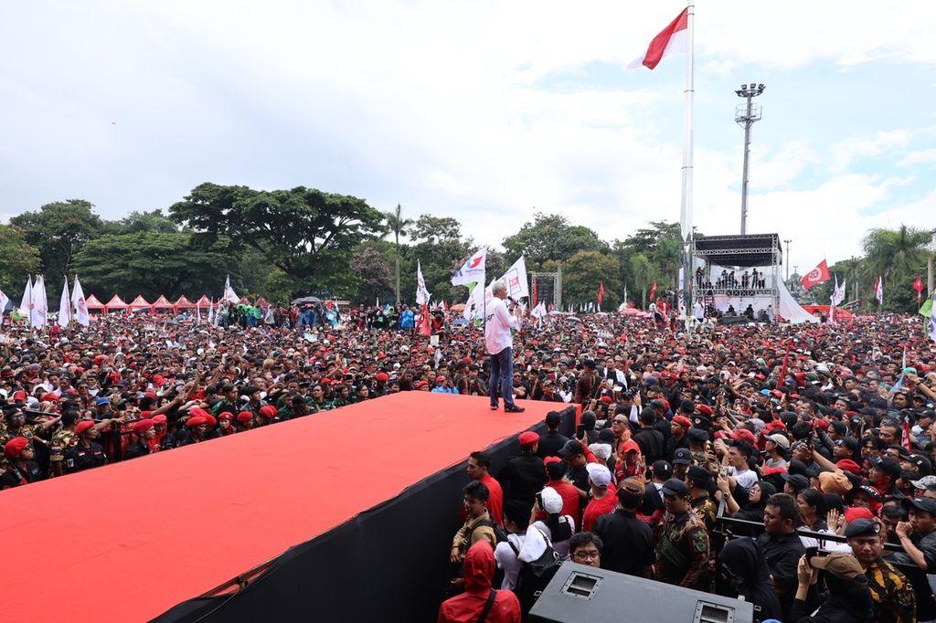 Capres Ganjar Pranowo menyapa masyarakat yang hadir di Lapangan Tegallega, Bandung, Jawa Barat, Minggu (21/1/2024).