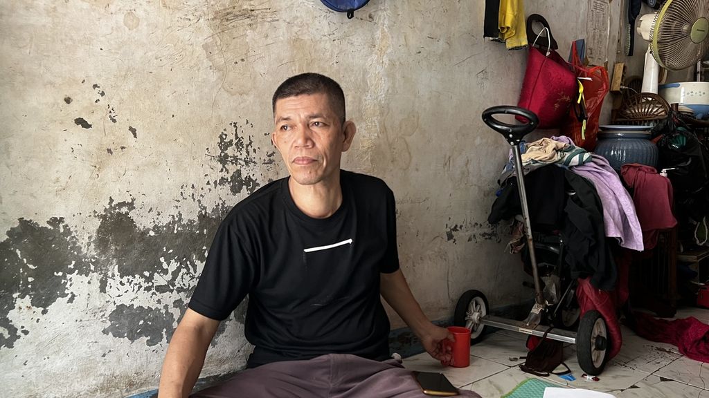 Ayah ES, Syafniel (53), di rumahnya, di Duren Sawit, Jakarta Timur, Selasa (10/1/2023).