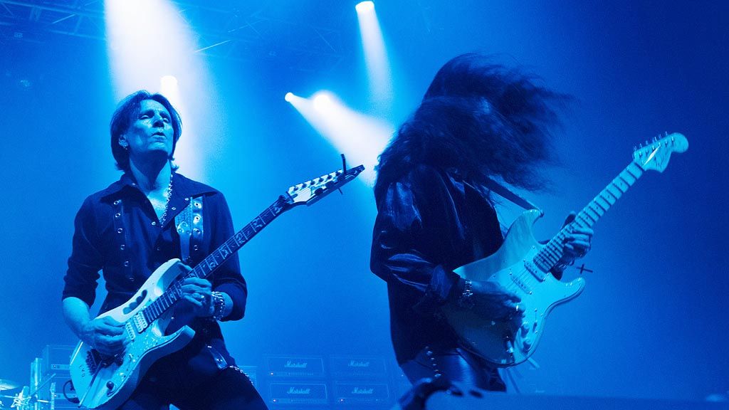  Legenda gitaris  dunia Yngwie Malmsteen (kanan), dan Steve Vai menyuguhkan kehebatannya dalam konser Generation Axe A Night of Guitars World Tour Asia 2017 di Ecopark, Ancol, Jakarta, Jumat (21/4). 
