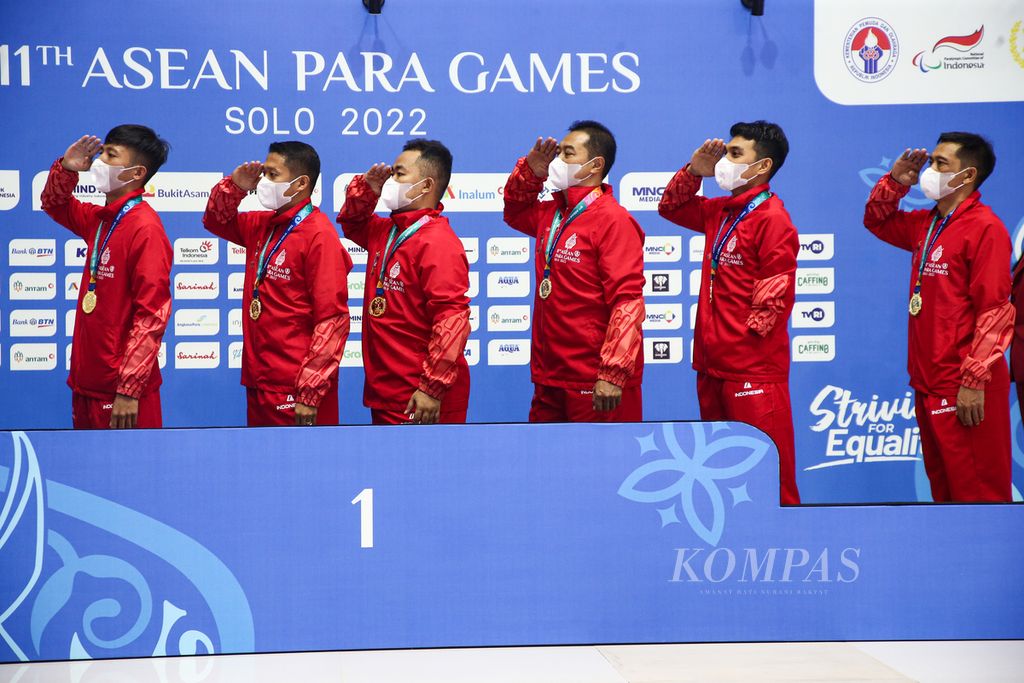 Tim bulu tangkis paralimpiade putra Indonesia meraih medali emas dalam final bulu tangkis beregu ASEAN Para Games 2022 di Edutorium UMS, Sukoharjo, Jawa Tengah, Minggu (31/7/2022). Emas pertama pada ajang ASEAN Para Games 2022 ini diraih setelah mengalahkan Thailand.