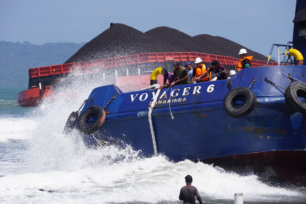 Ombak yang tinggi menyulitkan evakuasi kapal penarik tongkang batubara kandas di perairan Pantai Kemiren, Cilacap, Jawa Tengah, Senin (27/7/2020).