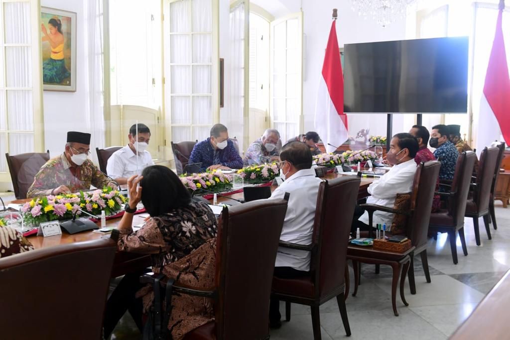 Suasana rapat terbatas persiapan Idul Fitri 1443 Hijriah yang dipimpin Presiden Joko Widodo di Istana Kepresidenan Bogor, Provinsi Jawa Barat, Rabu (6/4/2022).