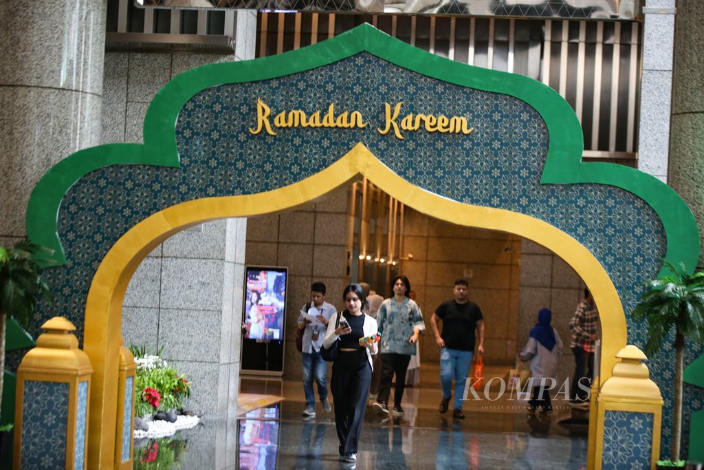 Dekorasi bertema Ramadhan menghiasi gedung Bursa Efek Indonesia di Jakarta, Selasa (2/4/2024).