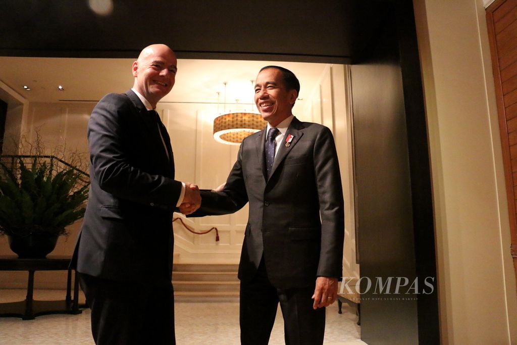 Presiden Joko Widodo bertemu dengan Presiden FIFA Giovanni Vincenzo Infantino di Bangkok, Thailand, 2 November 2019. Dalam pertemuan ini dibahas persiapan Indonesia menjadi tuan rumah Piala Dunia U-20 pada 2021. FIFA akhirnya mencoret status tuan rumah Indonesia pada Rabu (29/3/2023). 