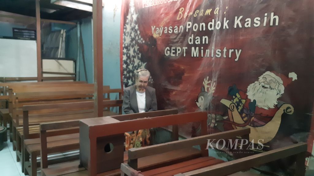 Handayani (68) duduk di bangku panjang yang biasanya digunakan untuk tempat peribadatan transpuan di Surabaya, Jawa Timur, Kamis (21/7/2022). Peribadatan sebulan sekali dilakukan oleh Persekutuan Doa Hati Damai dan Kudus yang beranggotakan para transpuan.