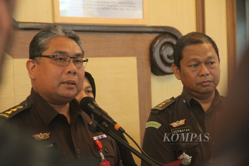 Asisten Tindak Pidana Khusus Kejaksaan Tinggi Daerah Istimewa Yogyakarta (DIY) Muhammad Anshar Wahyuddin (kiri) memberikan penjelasan dalam konferensi pers, Rabu (17/5/2023) sore, di Kantor Kejati DIY, Kota Yogyakarta. 
