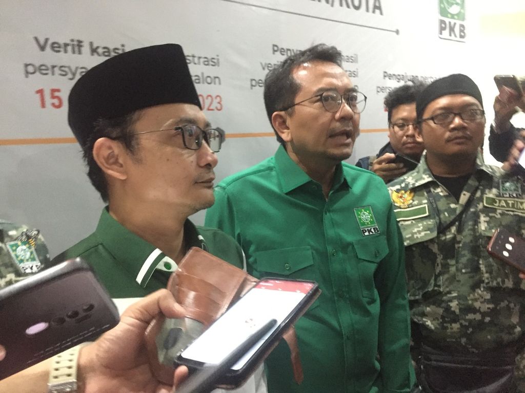 Sekretaris Jenderal PKB Hasanuddin Wahid (kiri) saat jumpa pers seusai Rapat Pleno Gabungan DPP PKB di Grha Gus Dur, Surabaya, Jawa Timur, Jumat (1/9/2023).