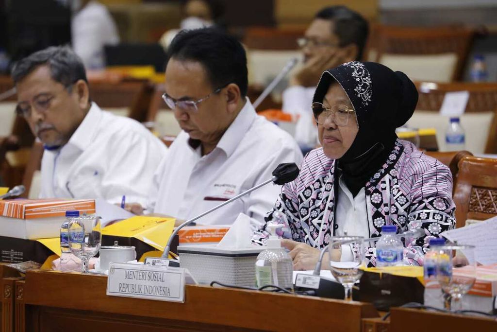 Menteri Sosial Tri Rismaharini (kanan) dalam rapat kerja dengan Komisi VIII DPR di Jakarta, Rabu (8/2/2023). 