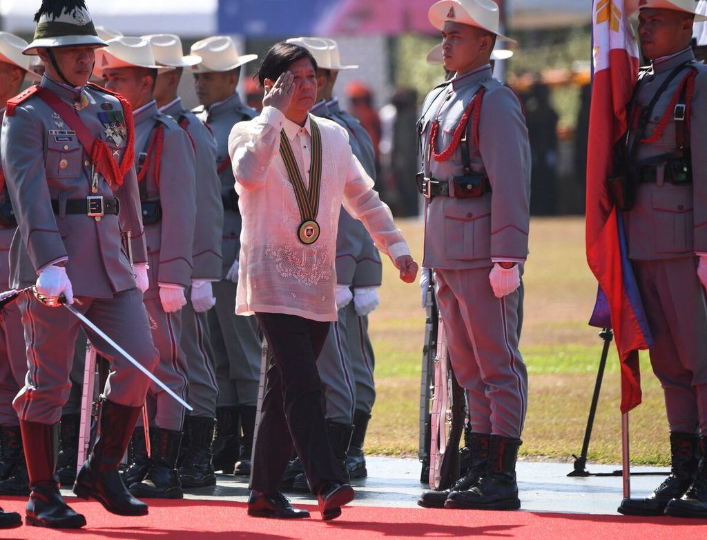 Presiden Filipina Ferdinand Marcos Jr saat menginspeksi pasukan ketika tiba dalam perayaan 126 tahun berdirinya Angkatan Bersenjata Filipina. Upacara digelar di Fort Bonifacio, di Taguig, pinggiran Manila, Rabu (22/3/2023).