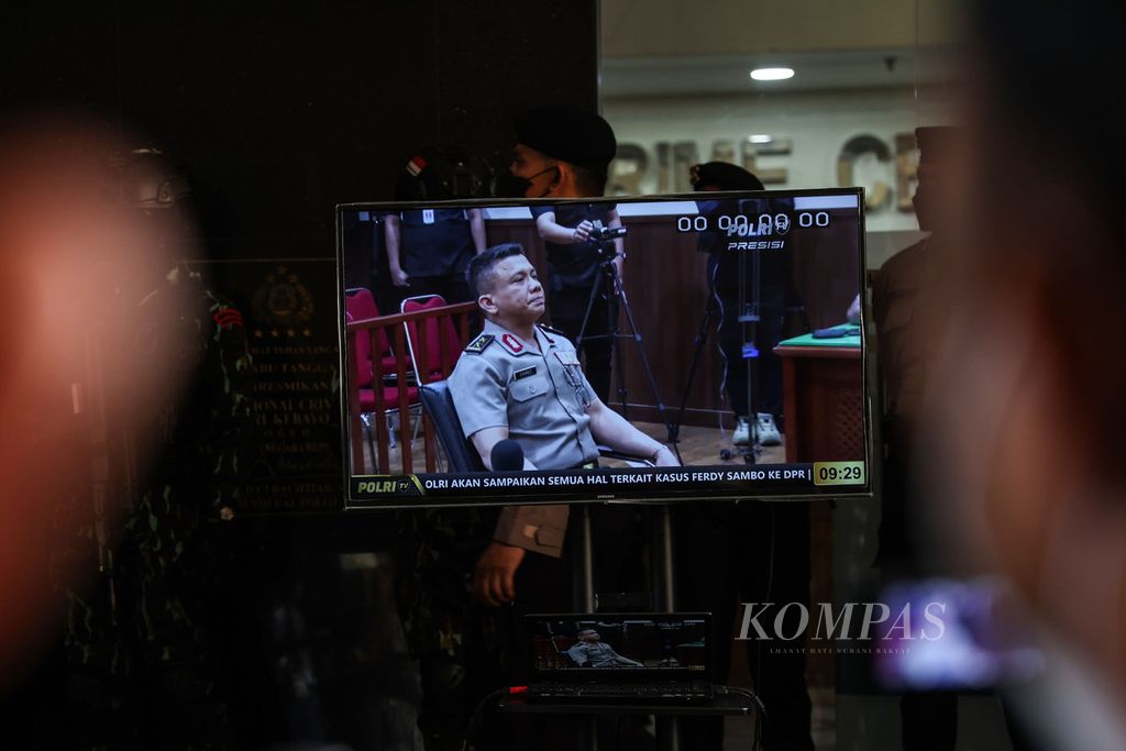 Bekas Kepala Divisi Propam Polri Irjen Ferdy Sambo (tampak pada rekaman televisi) saat menjalani sidang perdana kasus dugaan pelanggaran kode etik di Markas Besar Polri, Jakarta, Kamis (25/8/2022). 