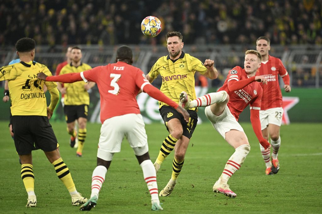 Borussia Dortmund player, Niclas Fuellkrug (third from the right), competes for the ball with PSV Eindhoven players, Jerdy Schouten (second from the right) and Jordan Teze (third from the left), in the second leg of the Champions League round of 16 at Signal Iduna Park Stadium, Germany, on Thursday (14/3/2024) early morning WIB.