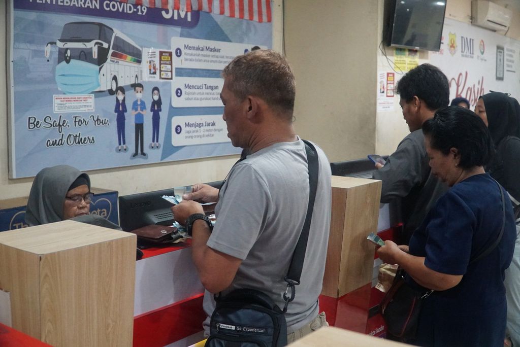 Penumpang membeli tiket di loket PO Sinar Jaya di Terminal Terpadu Pulo Gebang, Jakarta Timur, DKI Jakarta, Sabtu (16/12/2023).