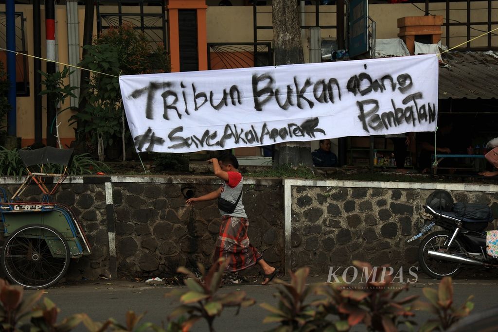 Tulisan kecaman dan keprihatinan atas tragedi di Stadion Kanjuruhan terlihat di Jalan Jaksa Agung Suprapto, Malang, Jawa Timur, Senin (3/10/2022). 
