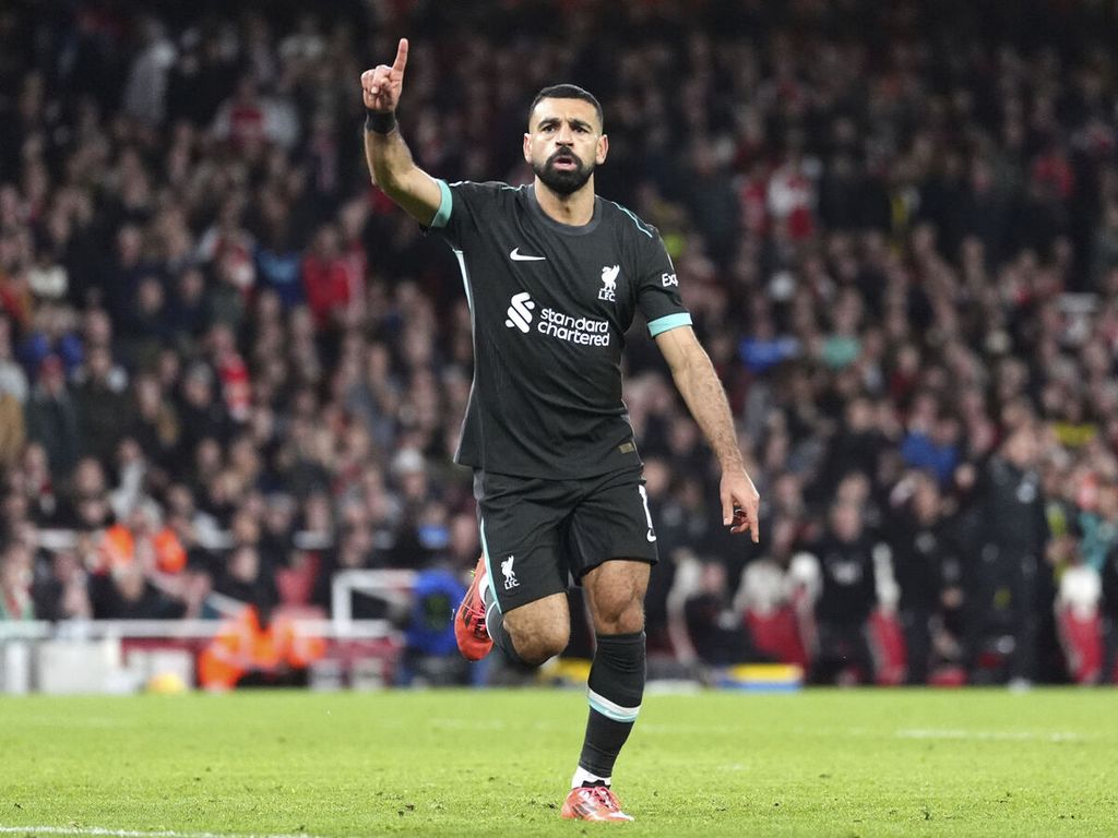 Penyerang Liverpool Mohamed Salah merayakan gol penyama kedudukan ke gawang Arsenal pada laga Liga Inggris di Stadion Emirates, London, Senin (28/10/2024) dini hari WIB. Laga berakhir imbang 2-2.