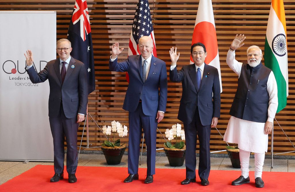 (Dari kiri ke kanan) Perdana Menteri Australia Anthony Albanese, Presiden Amerika Serikat Joe Biden, Perdana Menteri Jepang Fumio Kishida, dan Perdana Menteri India Narendra Modi melambaikan tangan kepada media menjelang pertemuan Quad di Tokyo, Jepang, 24 Mei 2022. 