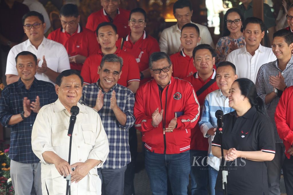 Ketua DPP PDI Perjuangan Puan Maharani (kanan depan) menemui Ketua Umum DPP Partai Gerindra Prabowo Subianto di kediamannya di Hambalang, Bogor, Jawa Barat, Minggu (4/9/2022). 