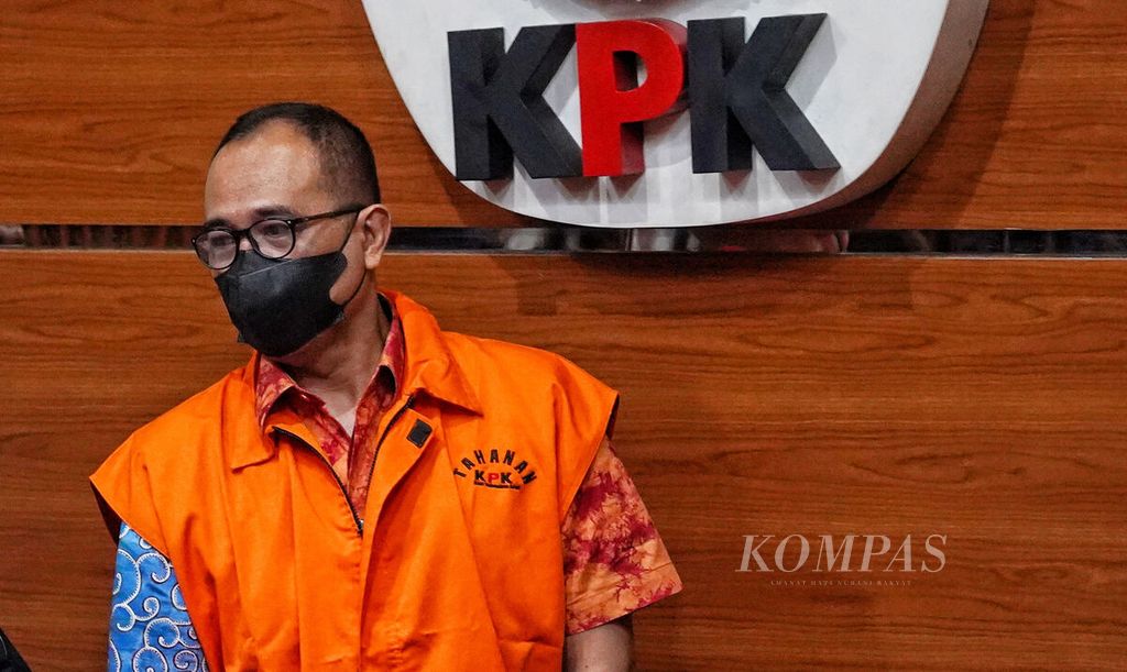 Rafael Alun Trisambodo memasuki ruang ekspos di Kantor Komisi Pemberantasan Korupsi (KPK), Jakarta, setelah diperiksa sebagai tersangka dan resmi ditahan, Senin (3/4/2023). 