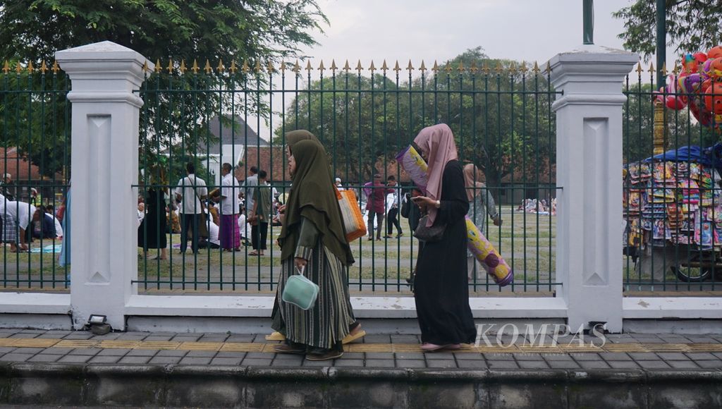 Umat Islam bersiap melaksanakan shalat Idul Fitri di Pamedan Pura Mangkunegaran, Kota Surakarta, Jawa Tengah, Jumat (21/4/2023). Pelaksanaan ibadah itu sehari lebih cepat dari penetapan pemerintah yang baru akan menggelar shalat Idul Fitri pada Sabtu, 22 April.