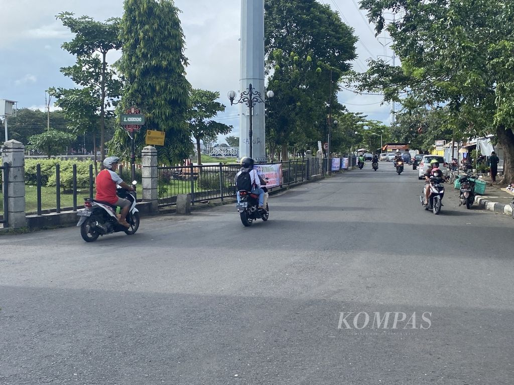 Suasana lokasi kecelakaan Gubernur Jateng, Ganjar Pranowo di Jalan Kokrosono, Kecamatan Semarang Utara, Kota Semarang, Jateng, Minggu (6/2/2022).