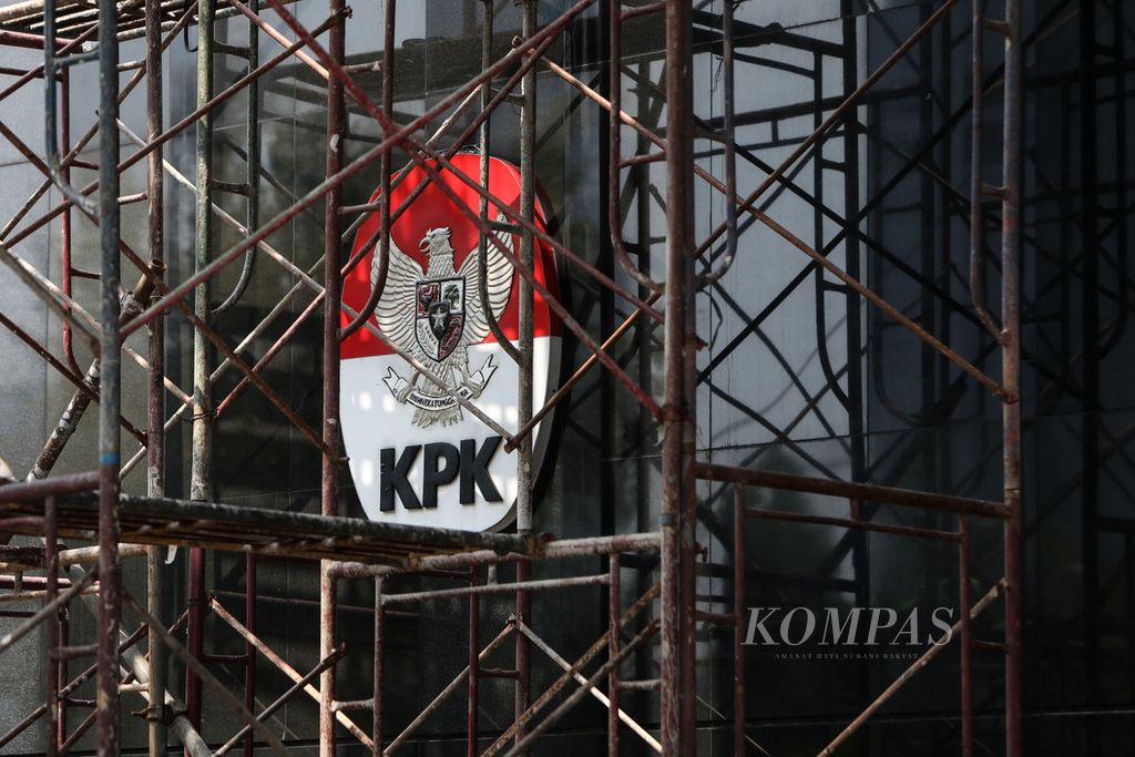 Logo Komisi Pemberantasan Korupsi (KPK) terkurung di antara steger yang dipasang pekerja untuk perbaikan plafon Gedung KPK, di Jakarta, Senin (28/9/2020). KPK tengah menyelidiki dugaan pungutan liar yang terjadi di rumah tahanan KPK.