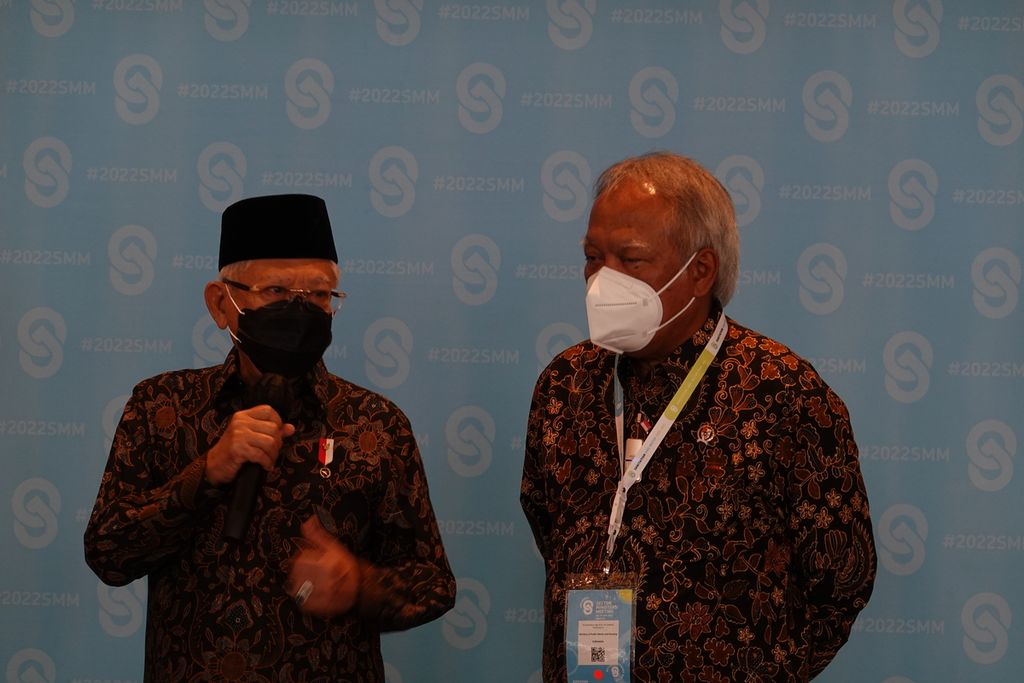  Wakil Presiden Ma'ruf Amin dan Menteri Pekerjaan Umum dan Perumahan Rakyat Basuki Hadimuljono dalam keterangan pers seusai meresmikan pembukaan Sector Ministers' Meeting (SMM) Sanitation and Water for All (SWA) Tahun 2022 di Jakarta, Rabu (18/5/2022). 