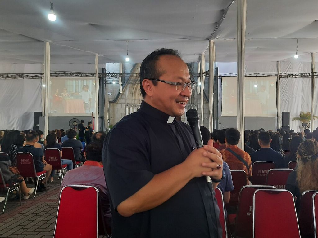 Pastor Kepala Gereja Katedral Jakarta Romo Hani Rudi Hartoko, SJ menjelaskan makna Paskah tahun ini di sela-sela visualisasi Jalan Salib di Jakarta, Jumat (7/4/2023).