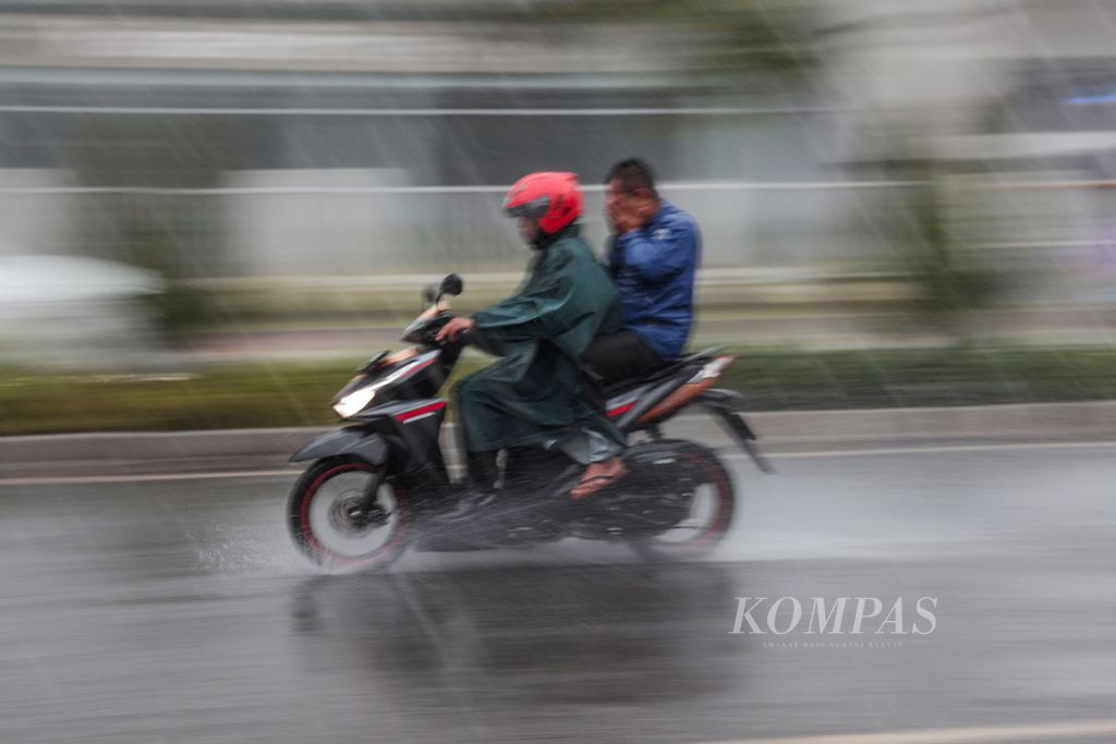 Pengendara sepeda motor menembus hujan deras yang mengguyur kawasan Cianter, Tangerang Selatan, Banten, Minggu (26/3/2023). Badan Meteorologi, Klimatologi, dan Geofisika menyatakan saat ini Indonesia tengah memasuki peralihan musim atau pancaroba.