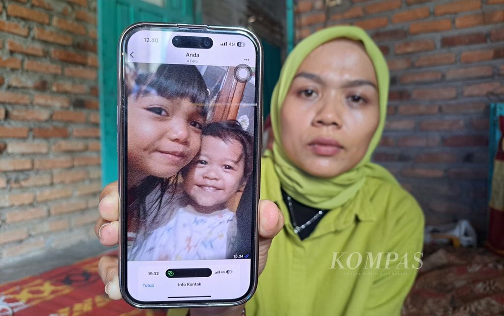 Madona (34) from the media displayed a photo of her late cousin, Aldelia Rahma (left), with her son at Aldelia's home in Nagari III Koto Aur Malintang, IV Koto Aur Malintang District, Padang Pariaman Regency, West Sumatra, on Friday (24/5/2024).