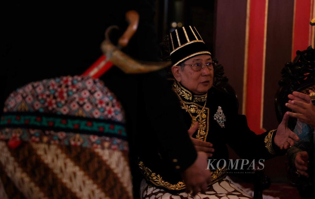 Raja Keraton Surakarta Sampeyan Ndalem Ingkang Sinuhun Kanjeng Susuhunan (SISKS) Paku Buwono XIII saat pergelaran tradisi <i>tingalan dalem jumenengan </i>di Keraton Surakarta, Kota Surakarta, Jawa Tengah, Kamis (16/2/2023). Jumenengan keraton tersebut merupakan peringatan peringatan naik takhta ke-19 yang diadakan setiap tahun dengan rangkaian beragam tradisi di dalamnya, antara lain pementasan tari Bedhaya Ketawang dan kirab agung. 