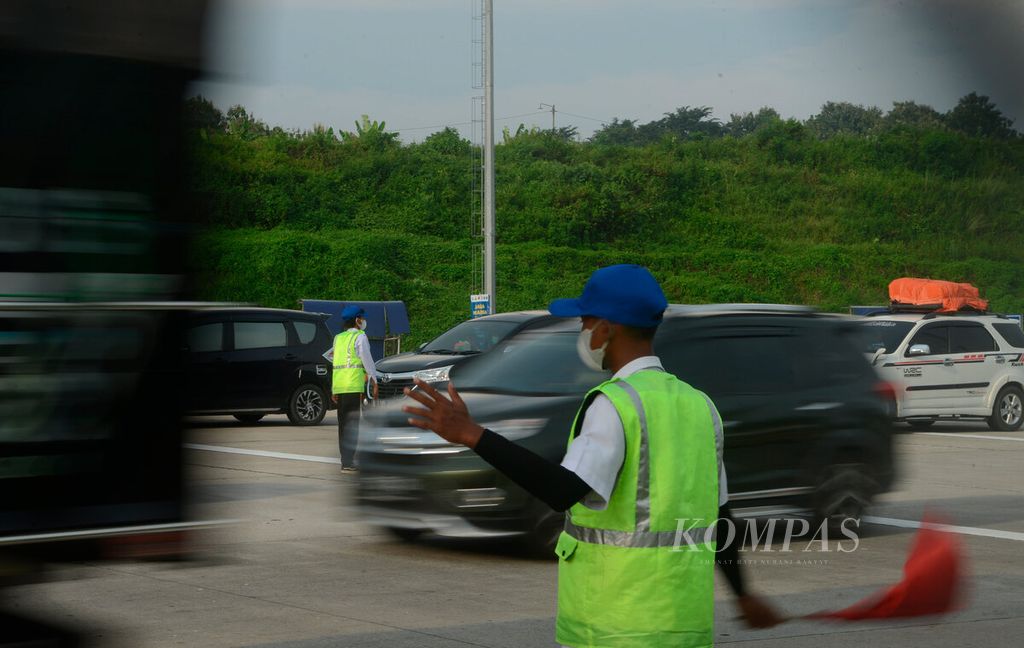 Petugas membantu mengatur arus kendaraan saat akan memasuki gerbang tol Kalikangkung di Kota Semarang, Jawa Tengah, Sabtu (7/5/2022).