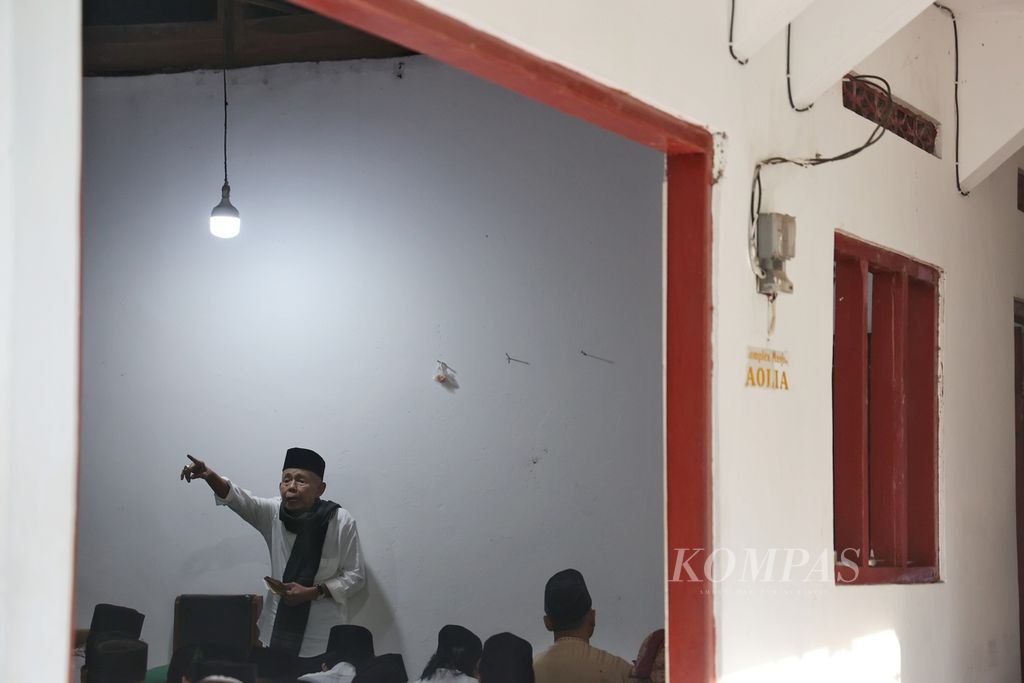 Mbah Benu menyampaikan kotbah kepada Jemaah Masjid Aolia seusai shalat Idul Fitri 1445 Hijriah di Desa Giriharjo, Panggang, Kabupaten Gunungkidul, DI Yogyakarta, Jumat (5/4/2024). 